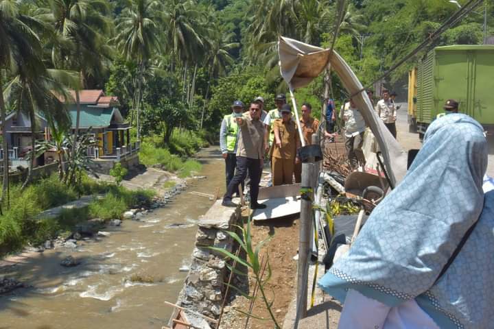 Pj Wali Kota Sawahlunto Dr. Zefnihan, AP, M.Si, meninjau kondisi akses jalan dan infrastruktur sejumlah destinasi wisata di Kota Sawahlunto